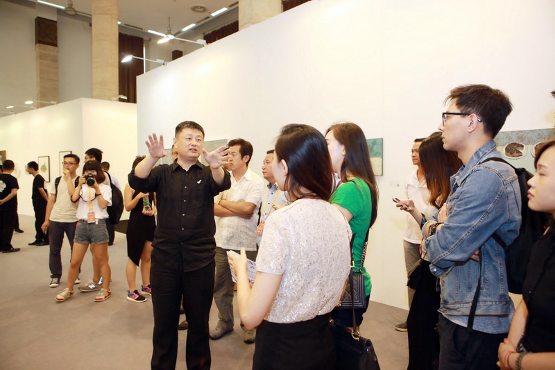 “青年艺术100”艺术总监赵力亲自为嘉宾导览展出作品